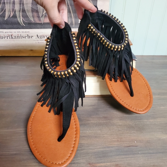 Olivia Miller BoHo Sandals Hippie Fringe Thong Faux Leather Gold Stud womens 8 - Picture 1 of 11